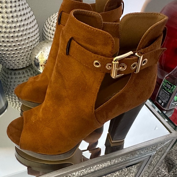 NWOT Brown heels 4 inches - Picture 4 of 8